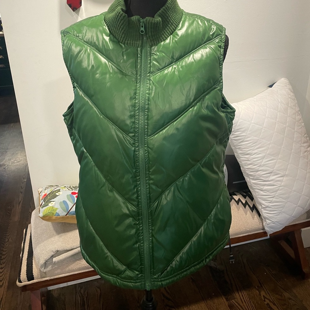 Old Navy olive green puffer vest. Unisex